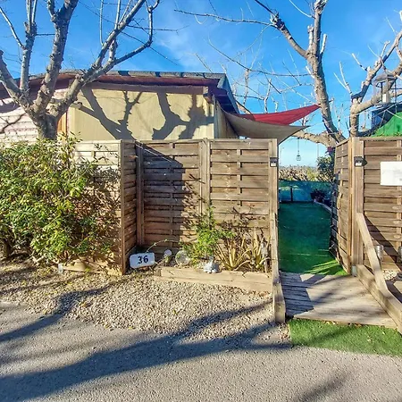 Beautiful Stacaravan In With Kitchenette Campsite